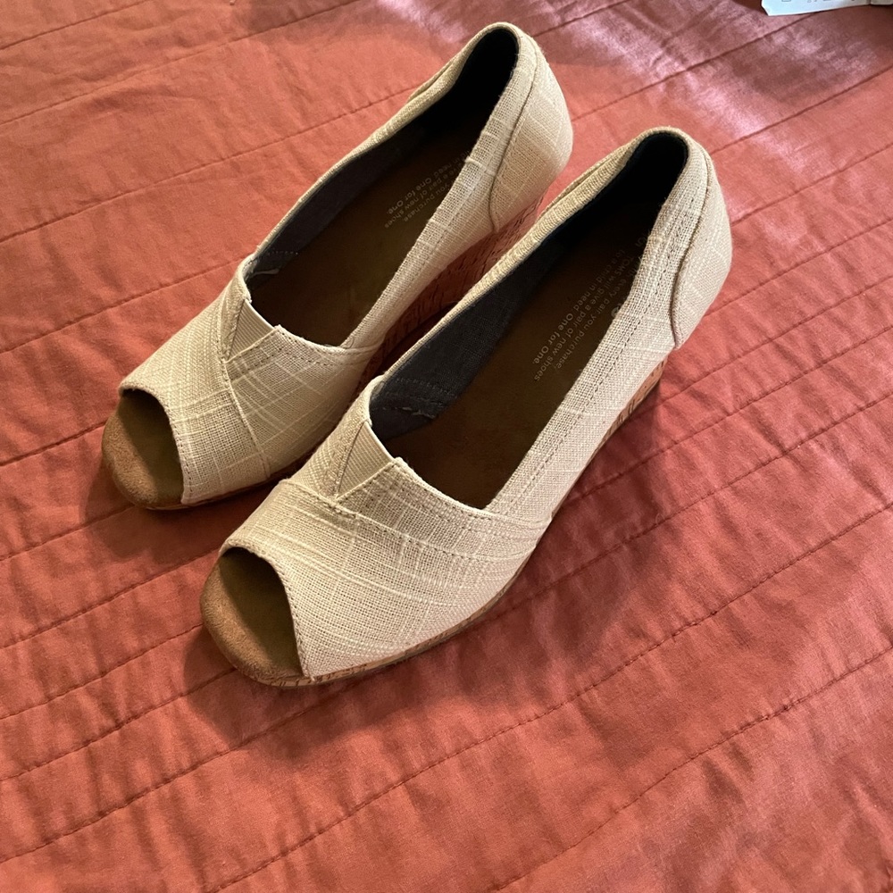 Tom’s wedge heel